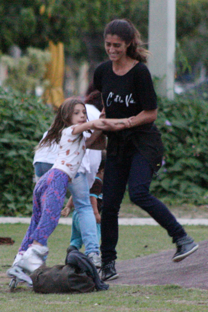 Cynthia Howlett curte final de tarde com os filhos