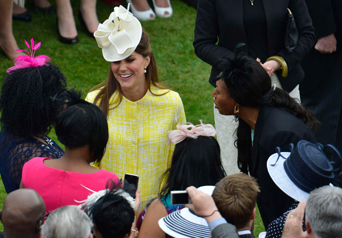 Gravidíssima, Kate Middleton brilha em festa nos Jardins do Palácio de Buckingham