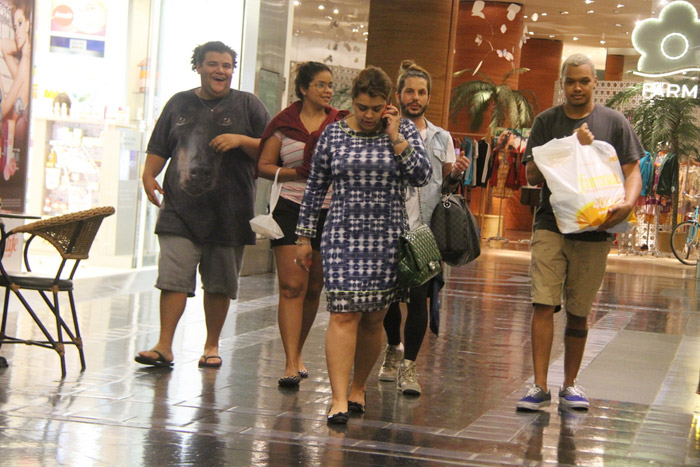 Preta Gil circula por shopping carioca falando no celular