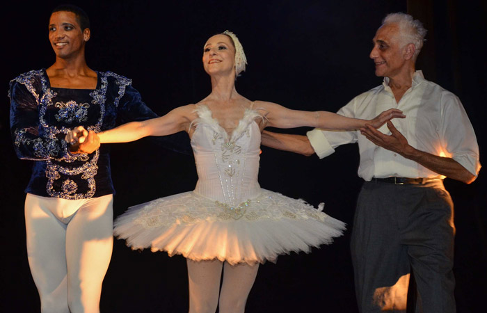 Malga Di Paula assistiu nesta quarta-feira (22) ao espetáculo Cisnes acompanhada do namorado, o empresário Felipe Batista.   A viúva do humorista Chico Anysio prestigiou a bailarina Ana Botafogo, que protagoniza o balé.  Cisnes é um espetáculo que trata do imaginário mundo das criaturas aladas, e com muito romântico retrata o balé do final do século XX. Na trilha sonora estão música de autores que já discutiram este tema em suas criações artísticas, como Villa-Lobos, Tchaikovsky, Saint-Saëns, Schubert e Sibelius.  Além de Malga, outros famosos como Flávia Monteiro estiveram na plateia do balé. 