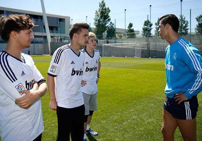 Bate bola: One Direction treinam com Cristiano Ronaldo e Sergio Ramos