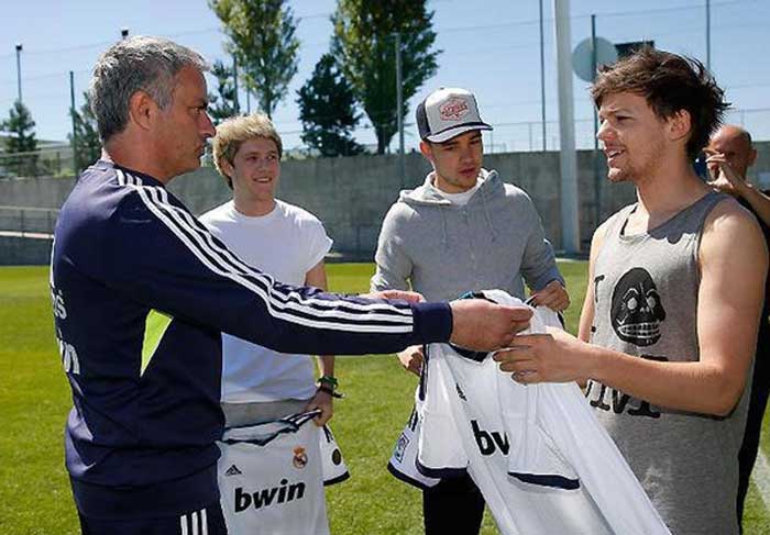 O técnico do Real Madri, Mourinho também bateu um papo com Niall, Louis e Liam, do One Direction