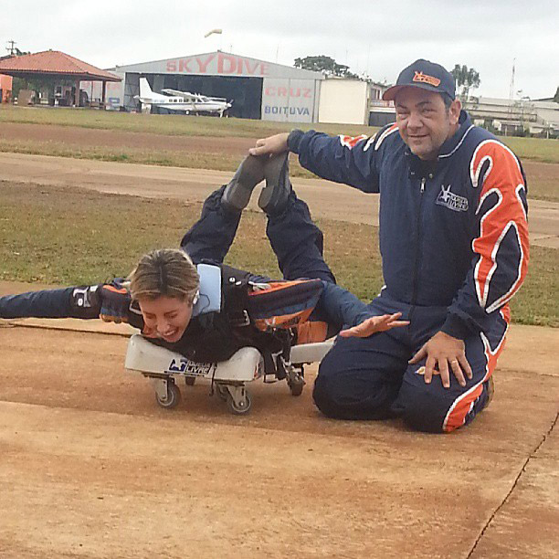  Jaque Khury divulga imagens se preparando para salto de paraquedas