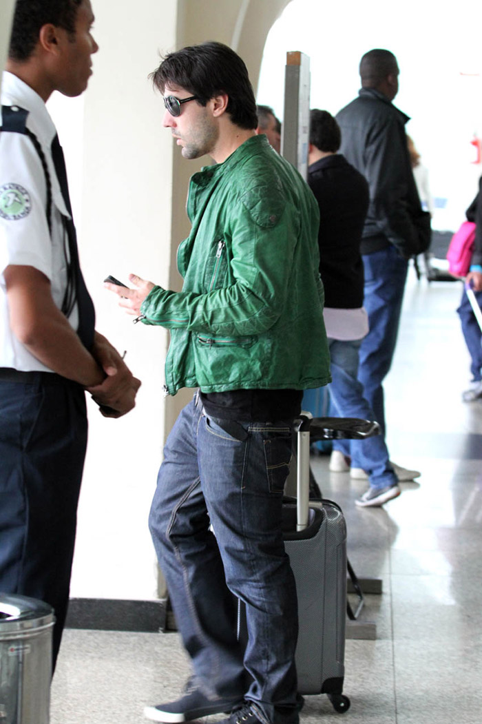 Lavínia Vlasak circula pelo aeroporto de São Paulo