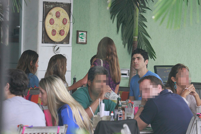 Reynaldo Gianecchini almoça com amigos na Barra