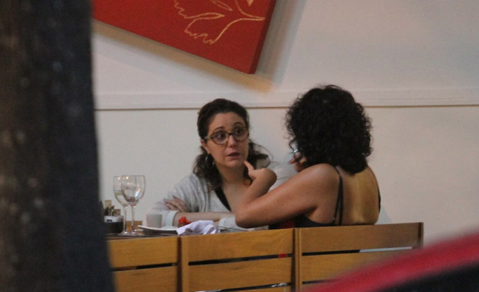 Maria Rita passa tempo livre com uma amiga em restaurante no Leblon