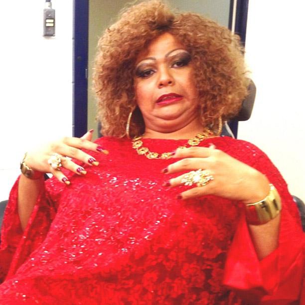 Gustavo Mendes se transforma em Alcione, no Zorra Total