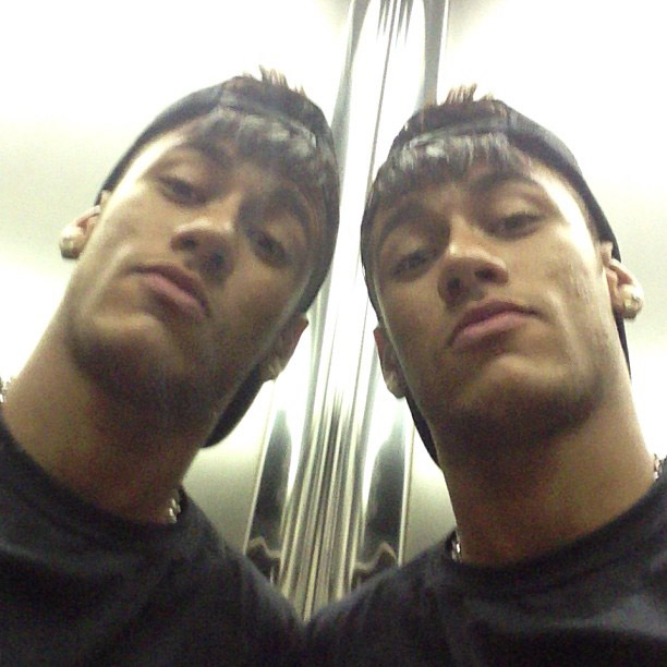 Neymar posta foto ao lado de seu 'clone'