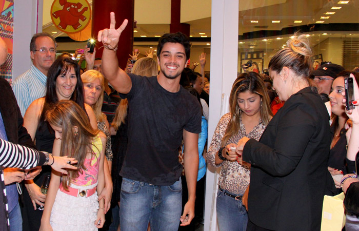 Rodrigo Simas causa tumulto em shopping do Rio
