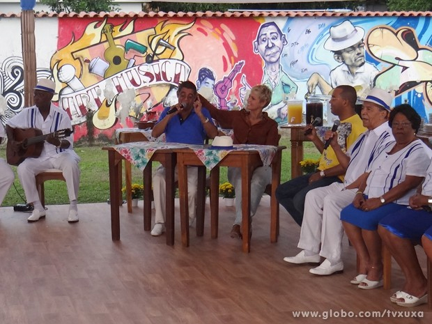 Xuxa participa de roda de samba no Instituto Zeca Pagodinho