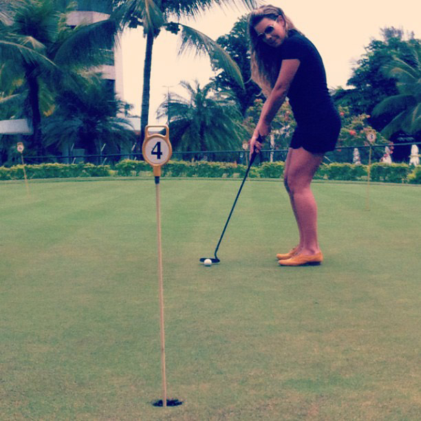 Fernanda Souza treina golfe para gravar Malhação