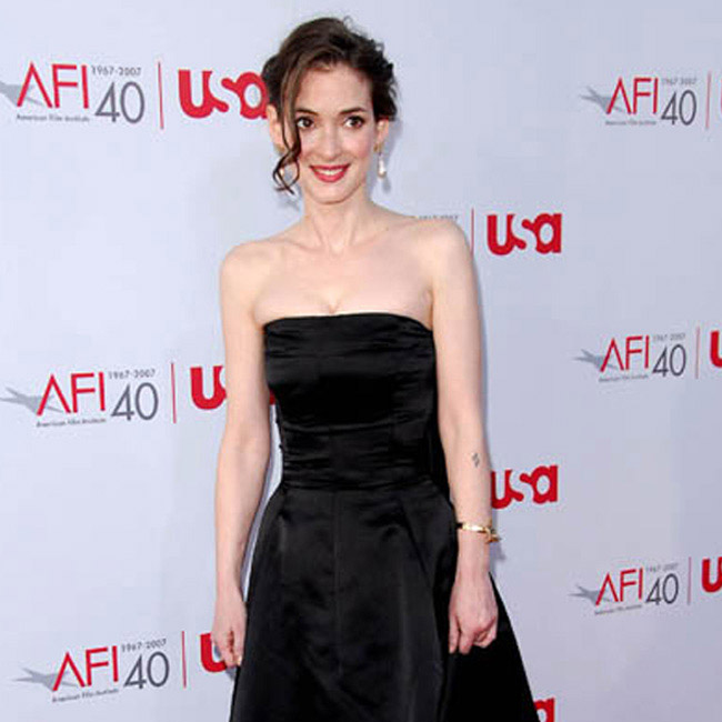 Winona Ryder diz que as roupas de uma mulher definem sua personalidade