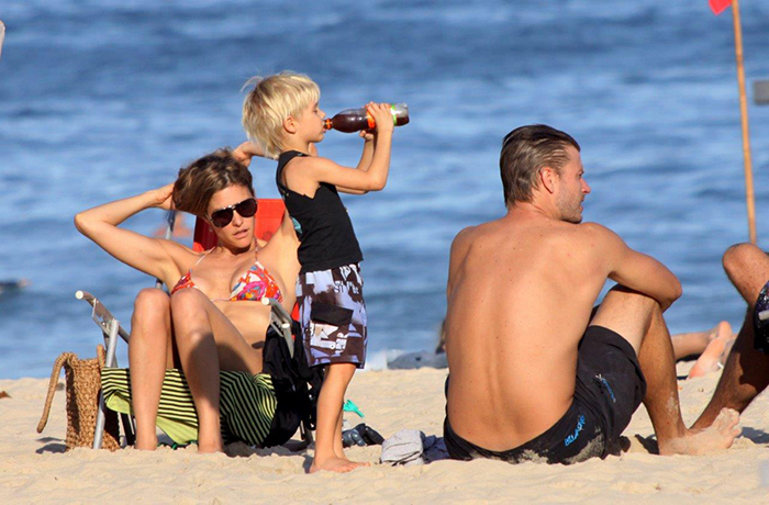 Fernanda Lima e Rodrigo Hilbert beijam muito após tarde na praia