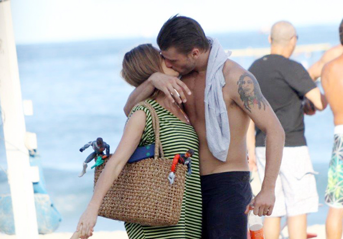 Fernanda Lima e Rodrigo Hilbert beijam muito após tarde na praia