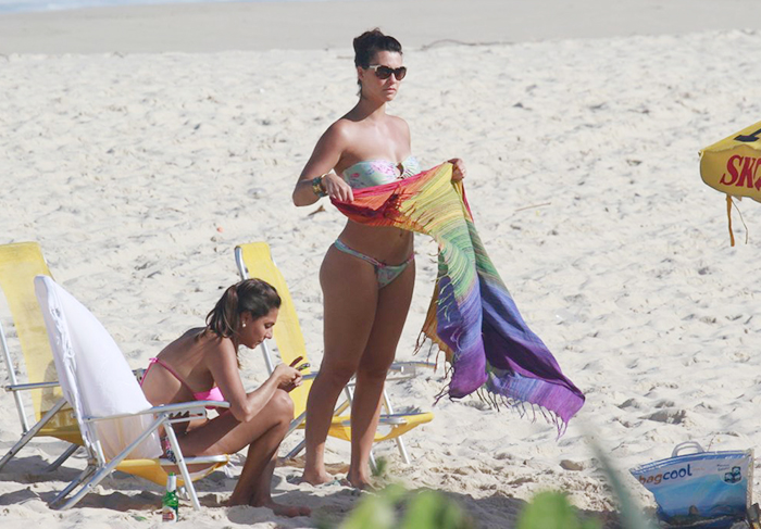Camila Rodrigues toma cerveja e se diverte com amigas na praia