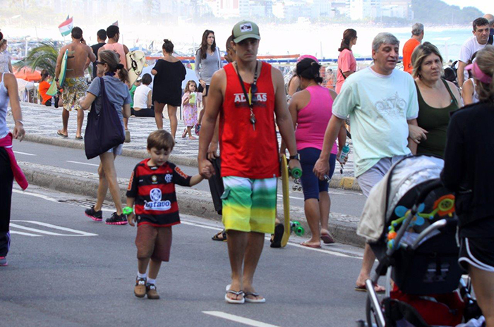 Thiago Rodrigues passeia com o filho, Gabriel, no Leblon