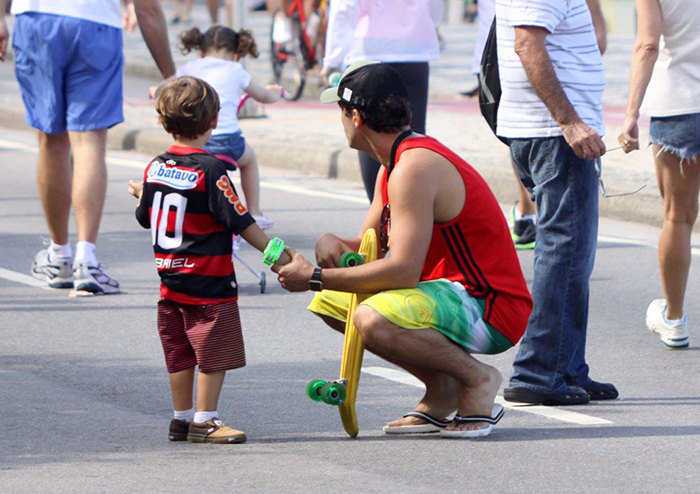 Thiago Rodrigues passeia com o filho, Gabriel, no Leblon