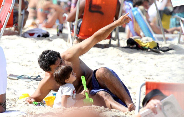 Eduardo Moscovis se diverte com os filhos na praia