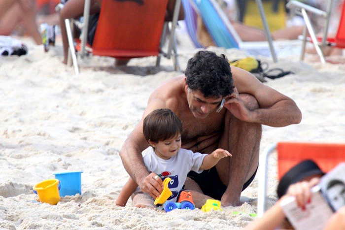 Eduardo Moscovis se diverte com os filhos na praia