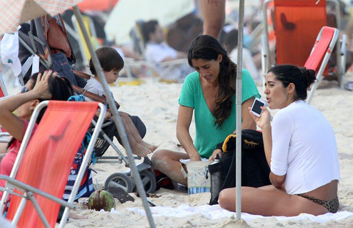 Eduardo Moscovis se diverte com os filhos na praia