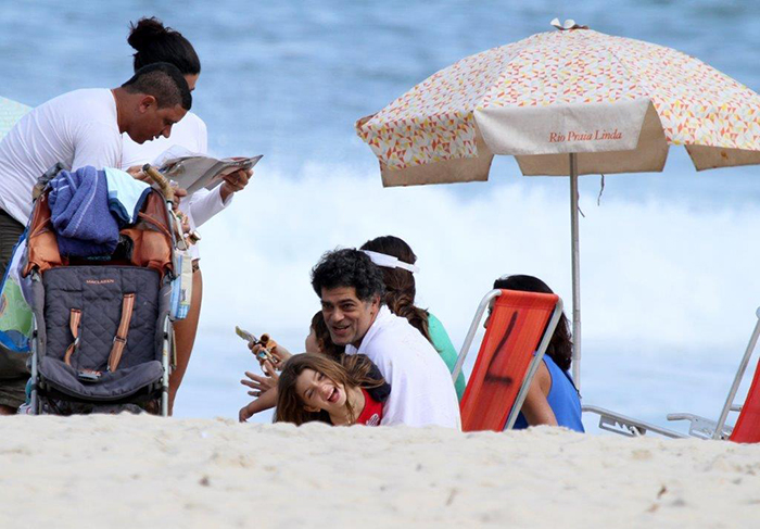 Eduardo Moscovis se diverte com os filhos na praia