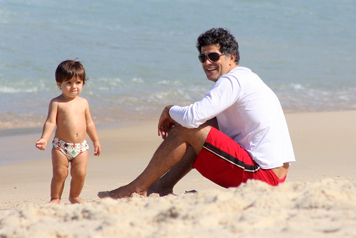 Eduardo Moscovis se diverte com os filhos na praia