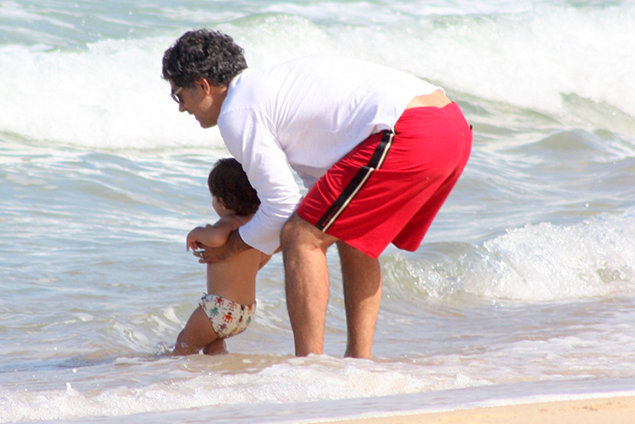 Eduardo Moscovis se diverte com os filhos na praia