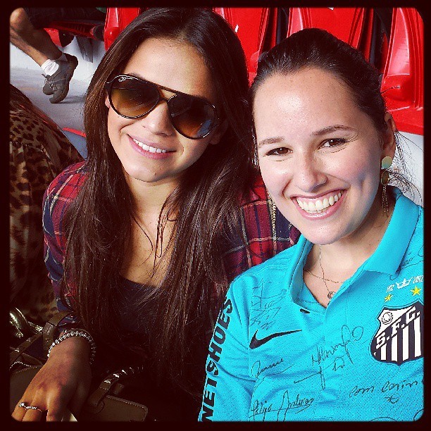 Bruna Marquezine assiste do estádio despedida de Neymar