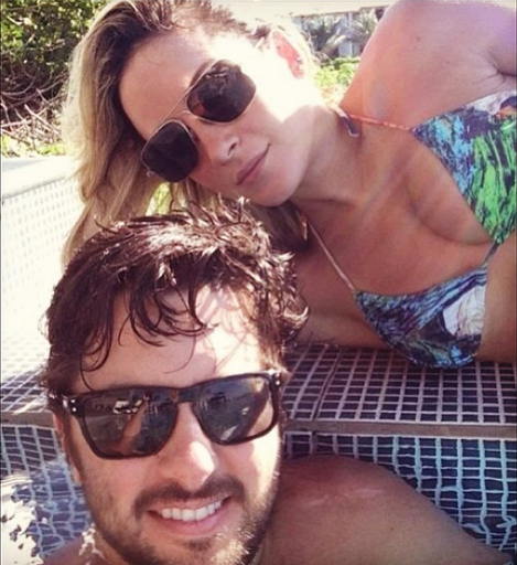 Cláudia Leitte relaxa à beira da piscina ao lado do marido