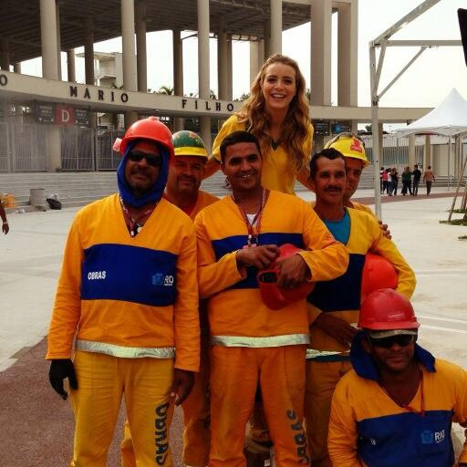 Christine Fernandes visita Maracanã e posa com operários