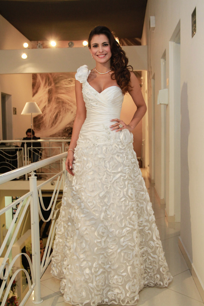Ex-BBB Kamilla desfila com vestido de noiva em São Paulo