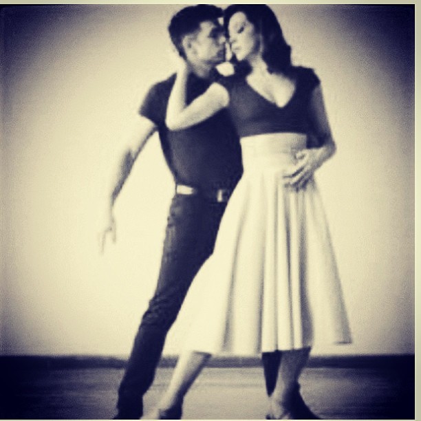 Cláudia Raia posta foto dançando com o namorado: 