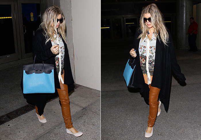 Fergie usa calça de couro justa para viajar, apesar do barrigão