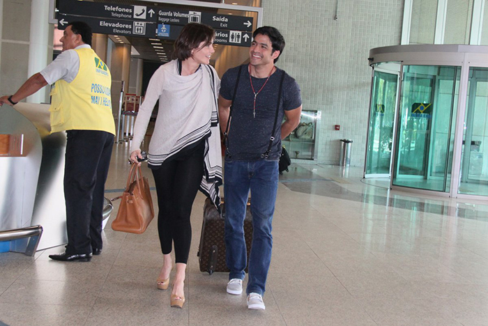 Alysson Castro fez questão de acompanhar a namorada nos corredores do aeroporto