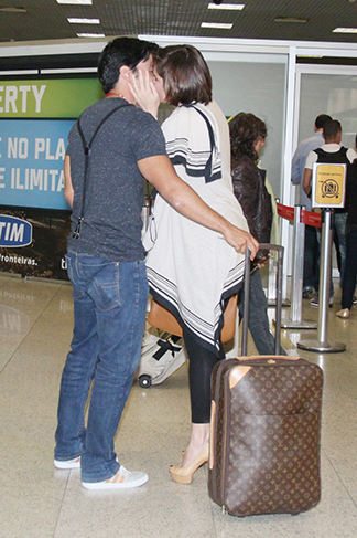 O casal, que está junto há duas semanas, mostrou o companheirismo no aeroporto carioca