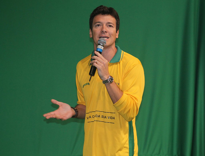 Rodrigo Faro participa de evento com tema de futebol em São Paulo