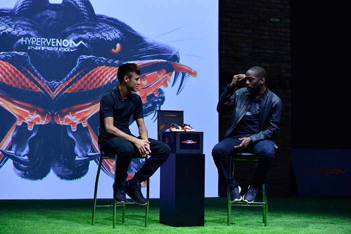 Neymar conversa com Lázaro Ramos em lançamento da Nike
