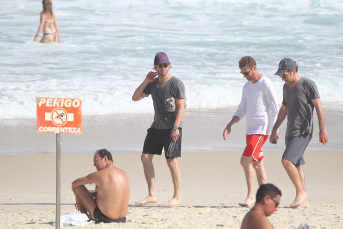 Bradley Cooper toma sol em praia do Rio de Janeiro