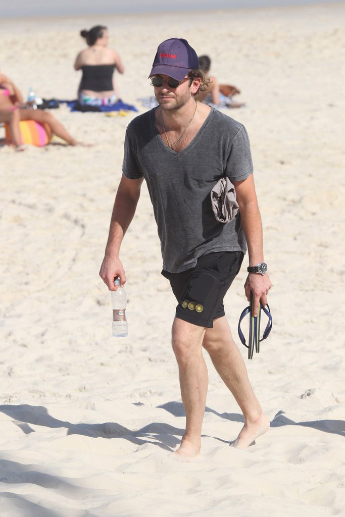 Bradley Cooper toma sol em praia do Rio de Janeiro