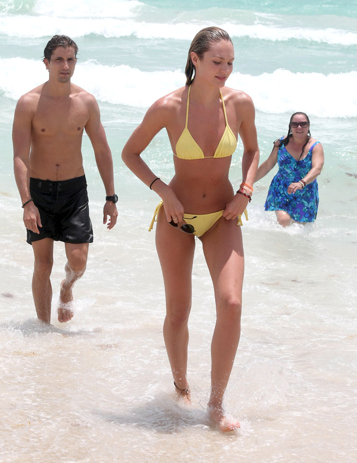 Candice Swanepoel exibe as belas curvas em praia de Miami