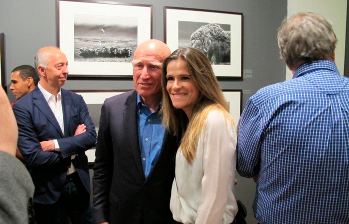 Angélica e Luciano Huck vão à exposição do fotógrafo Sebastião Salgado