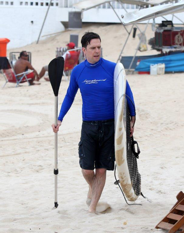 Astro de Se Beber, Não Case pratica stand up paddle em Ipanema