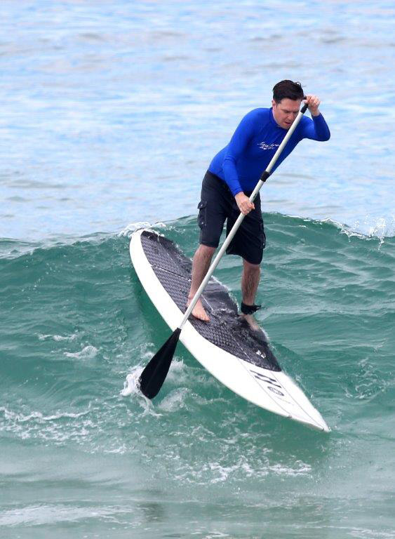 Astro de Se Beber, Não Case pratica stand up paddle em Ipanema