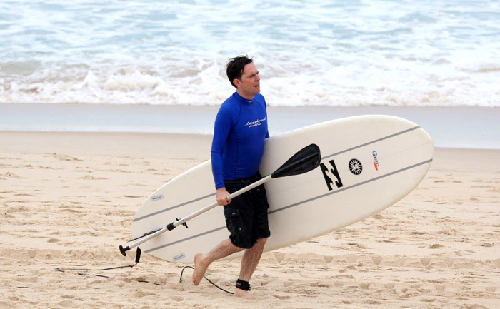 Astro de Se Beber, Não Case pratica stand up paddle em Ipanema