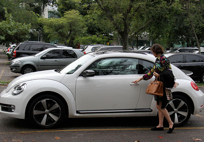 Deborah Secco pega seu carro no estacionamento do aeroporto