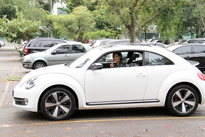 Deborah Secco pega seu carro no estacionamento do aeroporto