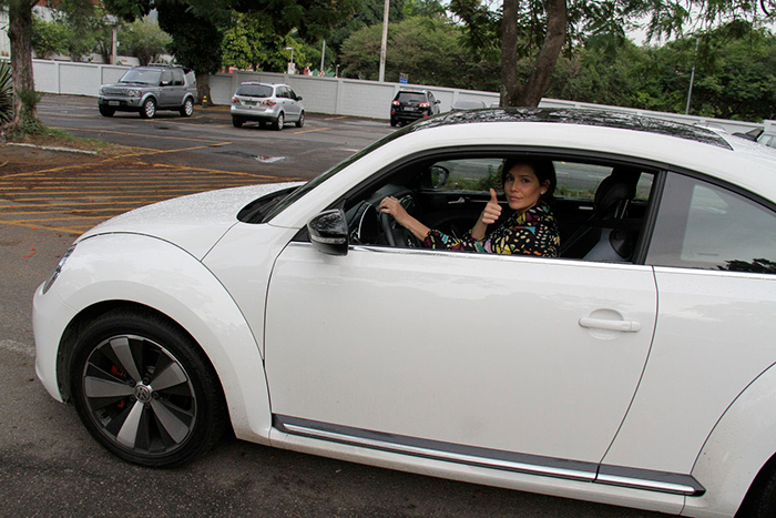 Deborah Secco pega seu carro no estacionamento do aeroporto