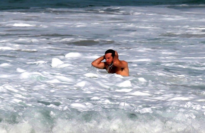 Bradley Cooper dá um mergulho na praia de Ipanema