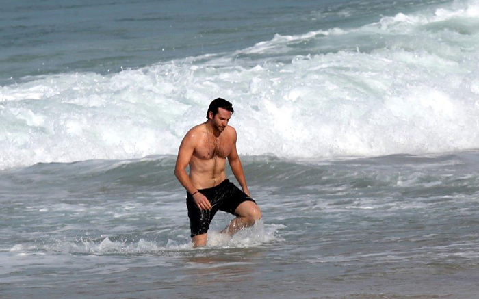 Bradley Cooper dá um mergulho na praia de Ipanema