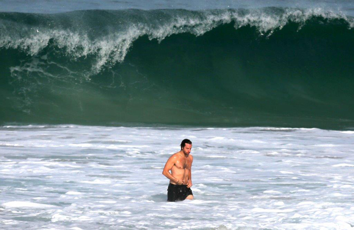 Bradley Cooper dá um mergulho na praia de Ipanema